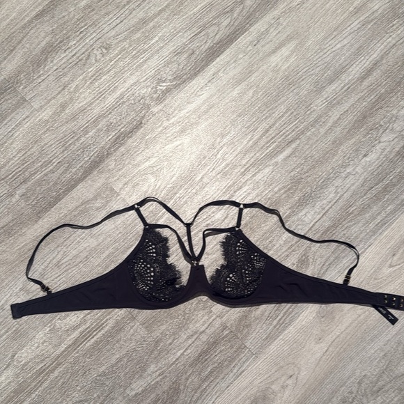 Elegant Black Lace Bralette - Picture 7 of 14